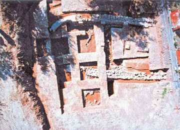 Αεροφωτογραφία της ανασκαφής που αποκάλυψε κτίριο της Γεωμετρικής εποχής, σε οικόπεδο στα Νικολαίικα του Δήμου Διακοπτού.