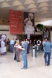Άποψη του Λούβρου με την αφίσα της έκθεσης για τον Πραξιτέλη (φωτ. Δ. Δαμάσκος).