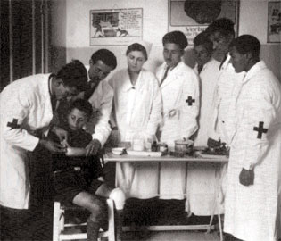 Εμβολιασμός παιδιού στις αρχές του προηγούμενου αιώνα