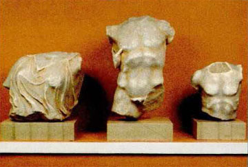 Τρεις κορμοί από αέτωμα ναού του τέλους του 5ου αι. π.Χ. από την περιοχή του Βελβιτσιάνικου ποταμού.