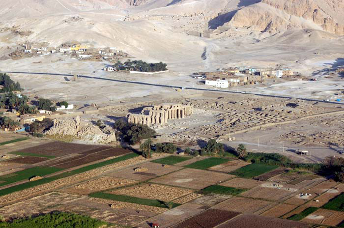 The Ramesseum: just in between the cultivation and the desert where the ancient necropoleis were spread. 