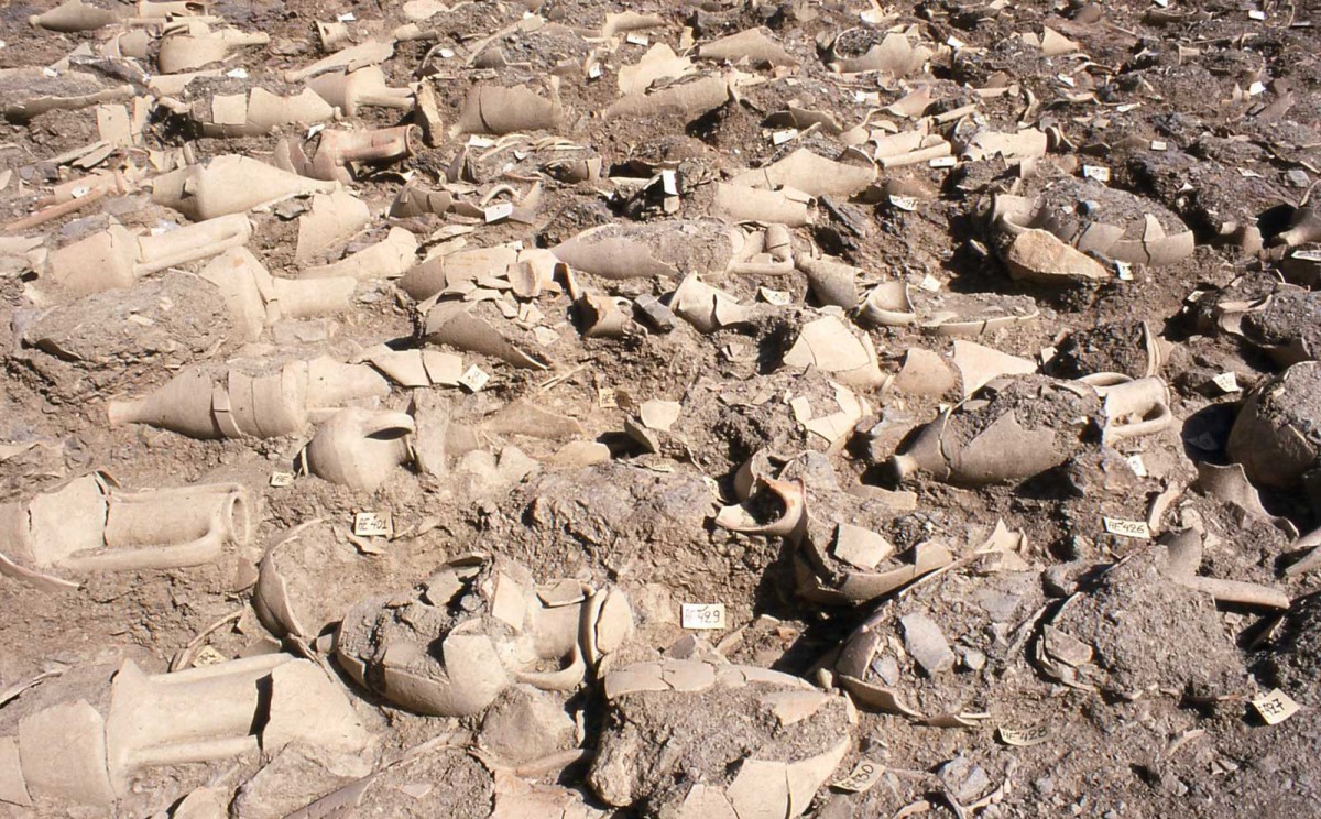 Αt least 2.700 children’s burials in clay pots (amphorae) were discovered at the Kylindra site (Astypalaia).