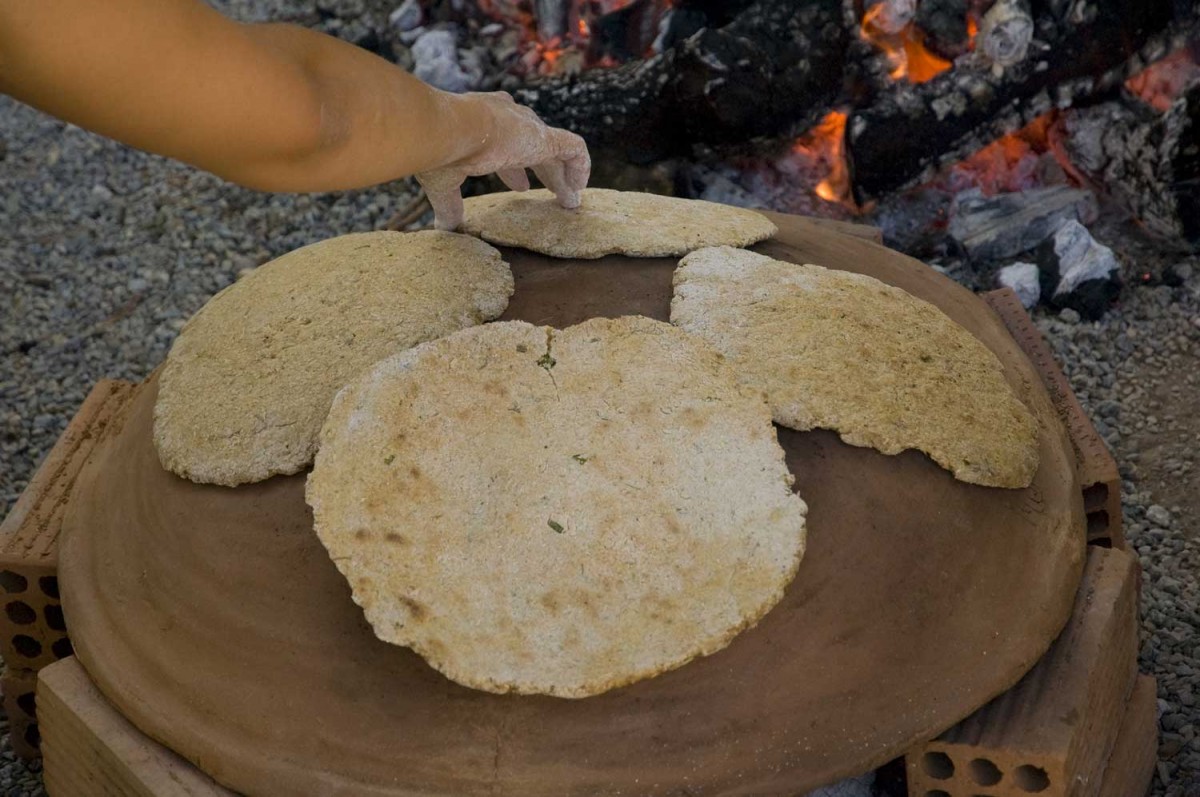 Experimenting with replicas of Late Minoan cook-pots and food  at the American School of Classical Studies. (photograph by: Chronis Papanikolopoulos)