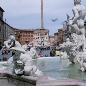 Rome bars tourists from eating at historical sites
