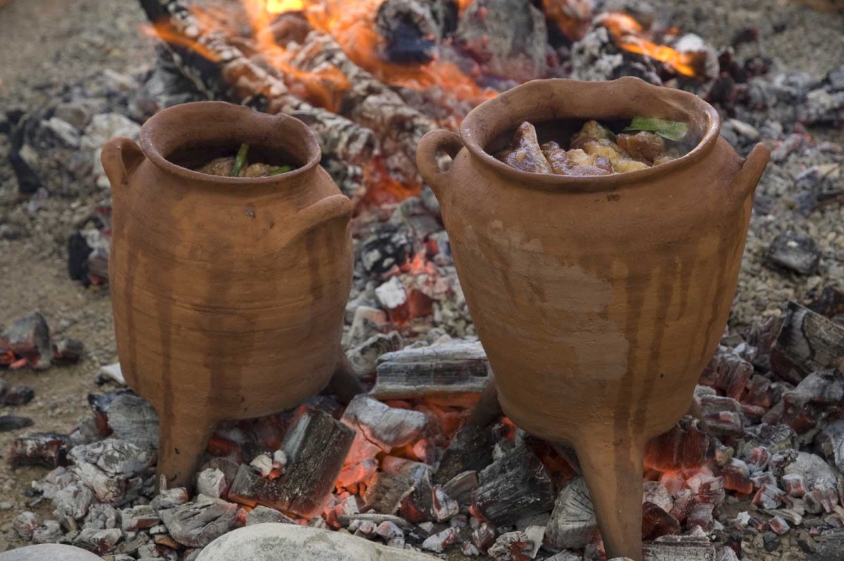 Experimenting with replicas of Late Minoan cook-pots and Food at the American School of Classical Studies. (photograph by: Chronis Papanikolopoulos)