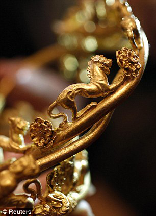 Detail of the golden tiara.