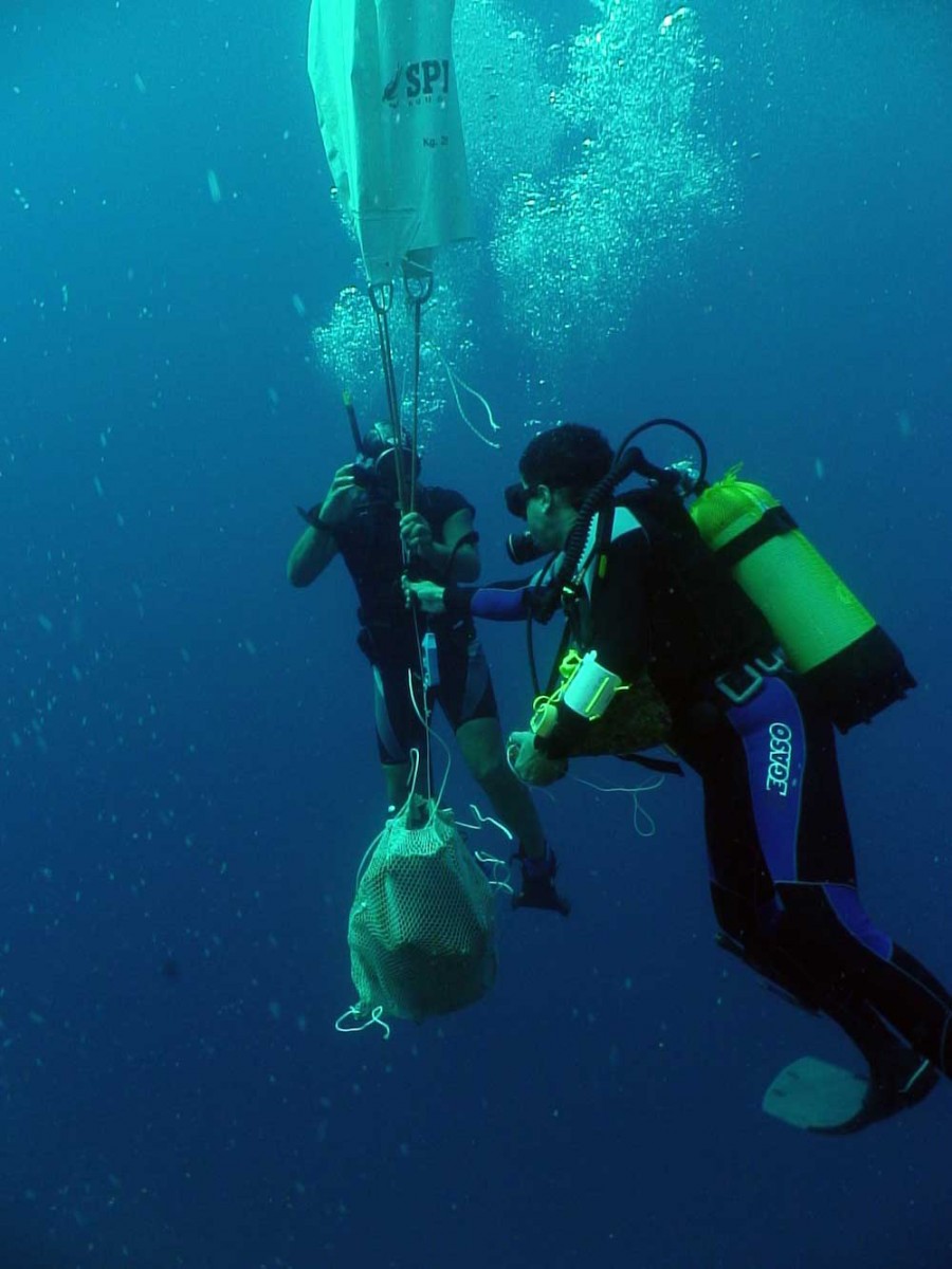 Raising amphorae. Southern Euboean Gulf.