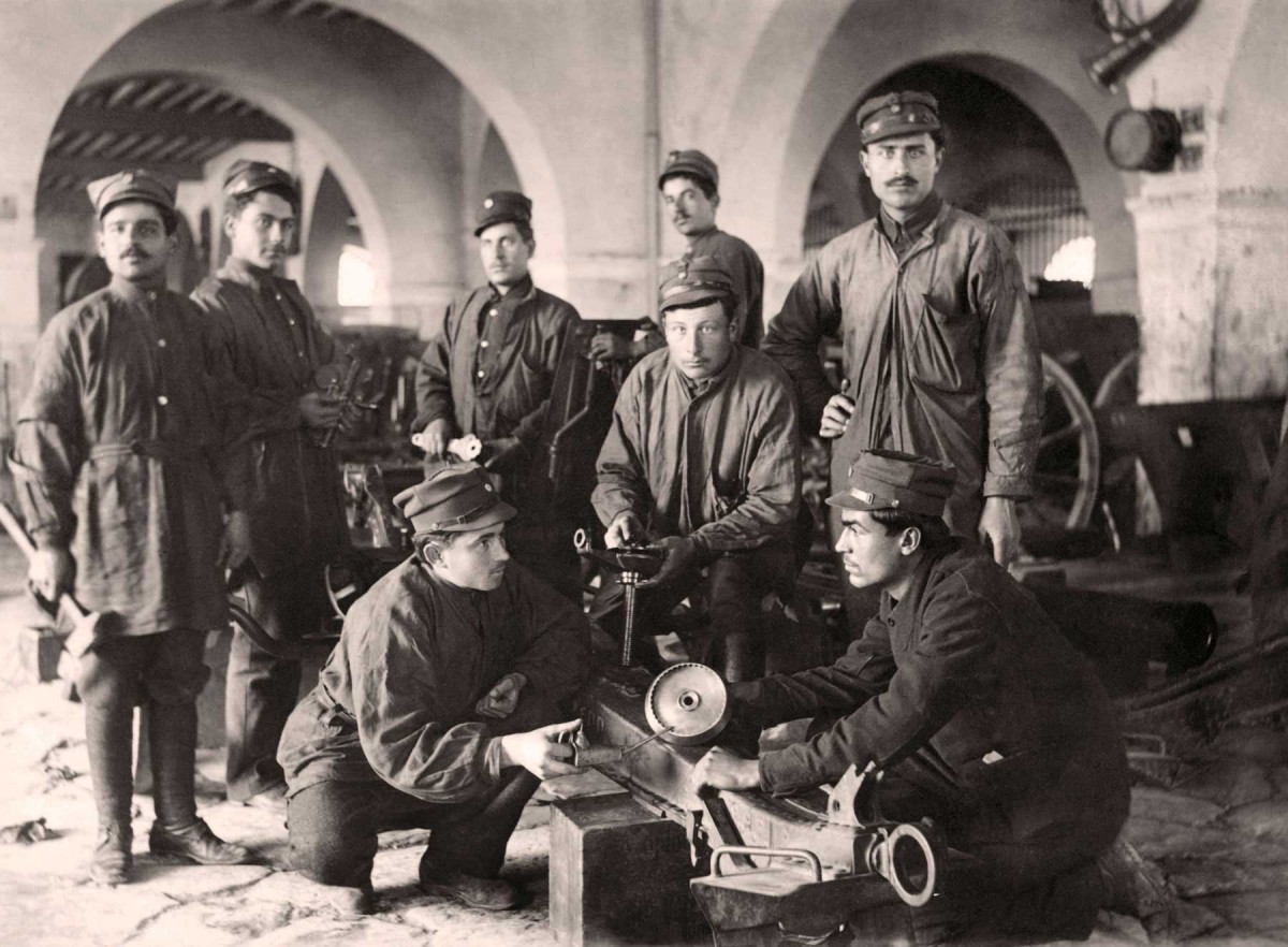 Soldier-technicians and mechanics, proud of their technical duties. Photographic Archives of the Benaki Museum.
