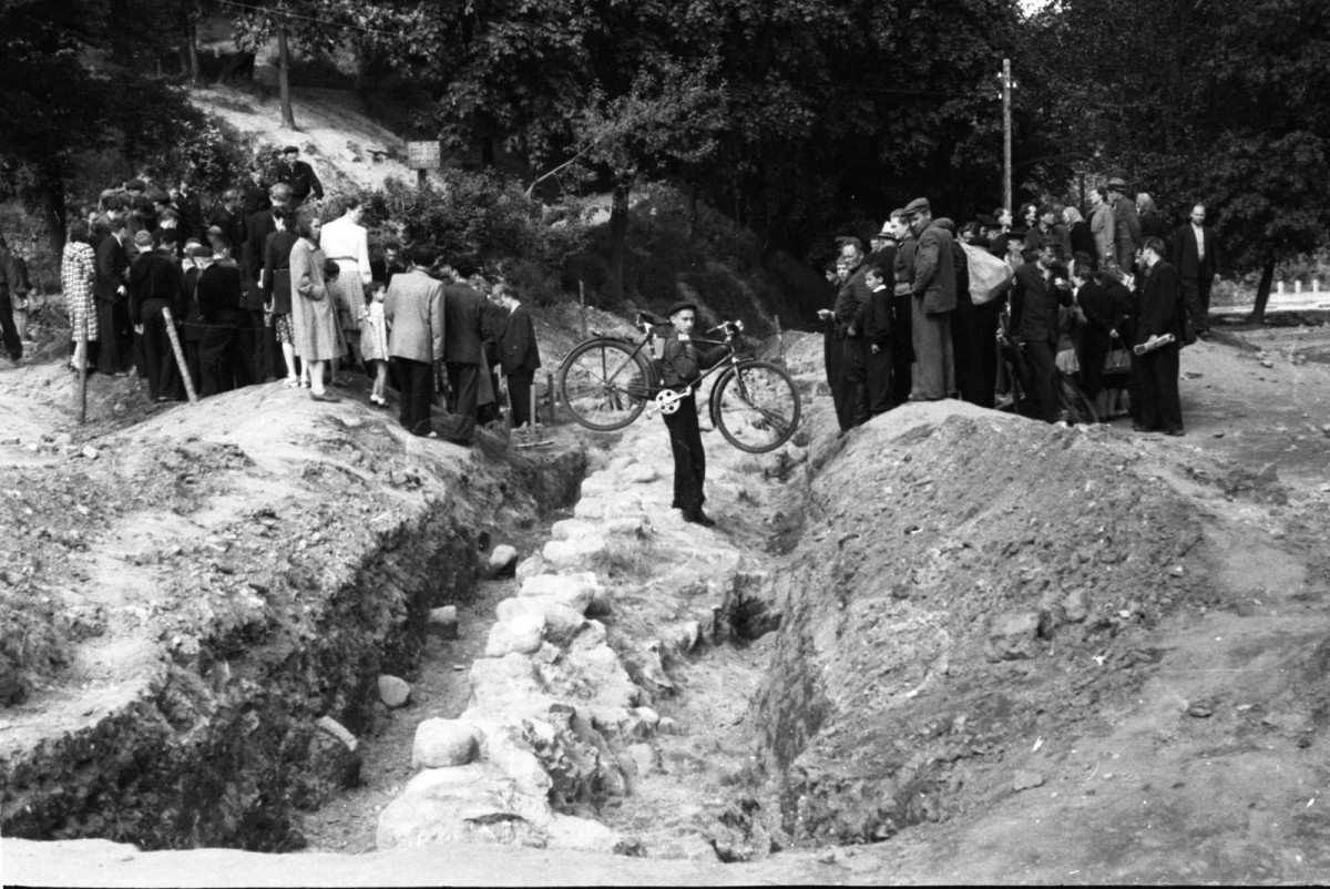 Young man crossing an excavation site with his bike. © Europeana. Rights reserved.