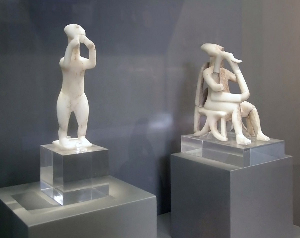 Cycladic figurines depicting a flutist and a harpist. Keros, 2600 BC. Athens, National Archaeological Museum. 