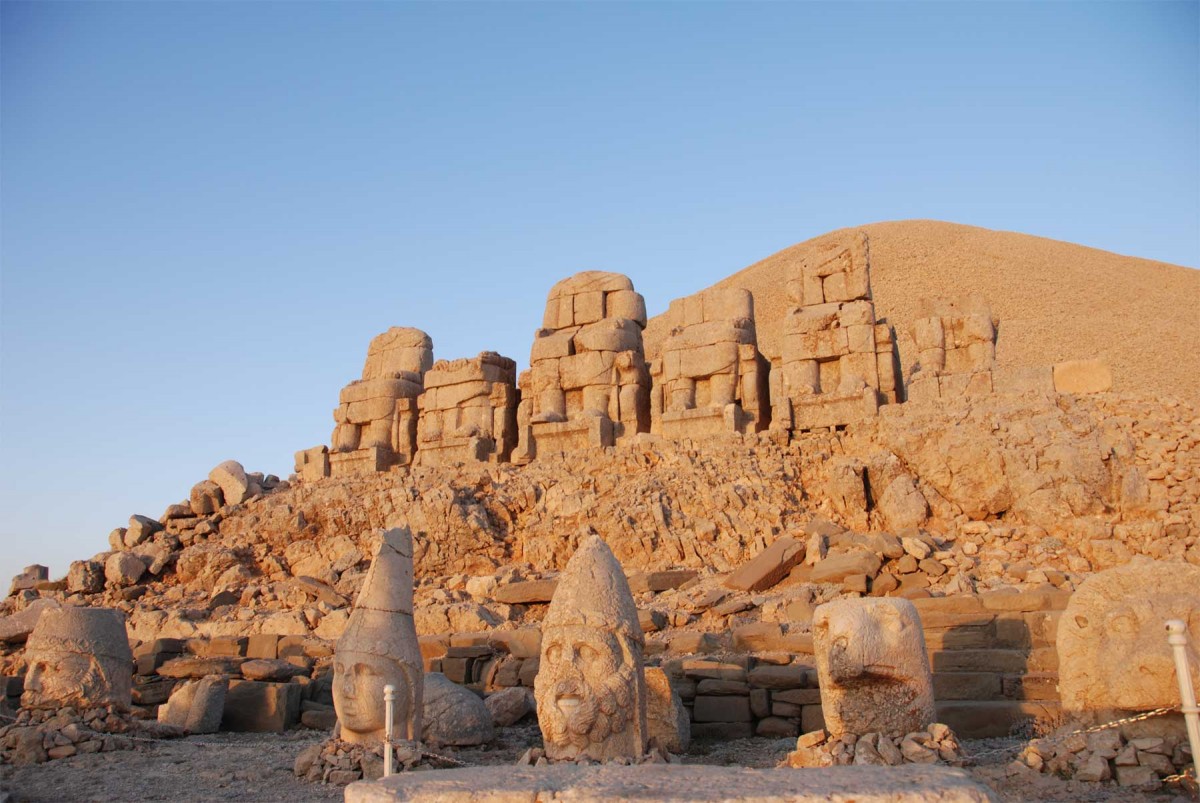 In 62 BC, King Antiochus I, Theos of Commagene, built on the top of Mount Nemrut a tomb-sanctuary flanked by huge statues (8–9 m or 26–30 ft high).