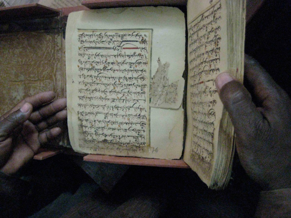 Reading a Timbuktu manuscript.
