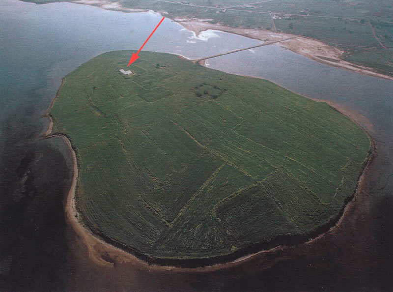 Fig. 1. Koukonisi (Gulf of Moudros), aerial view. The arrow indicates the main excavation area.