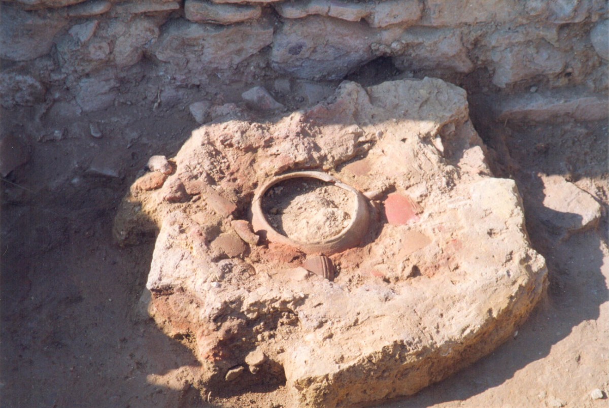 Fig. 21. Hearth of the Middle Bronze Age, with a tripod cooking pot embedded into the floor (Trench 5, Room IV).