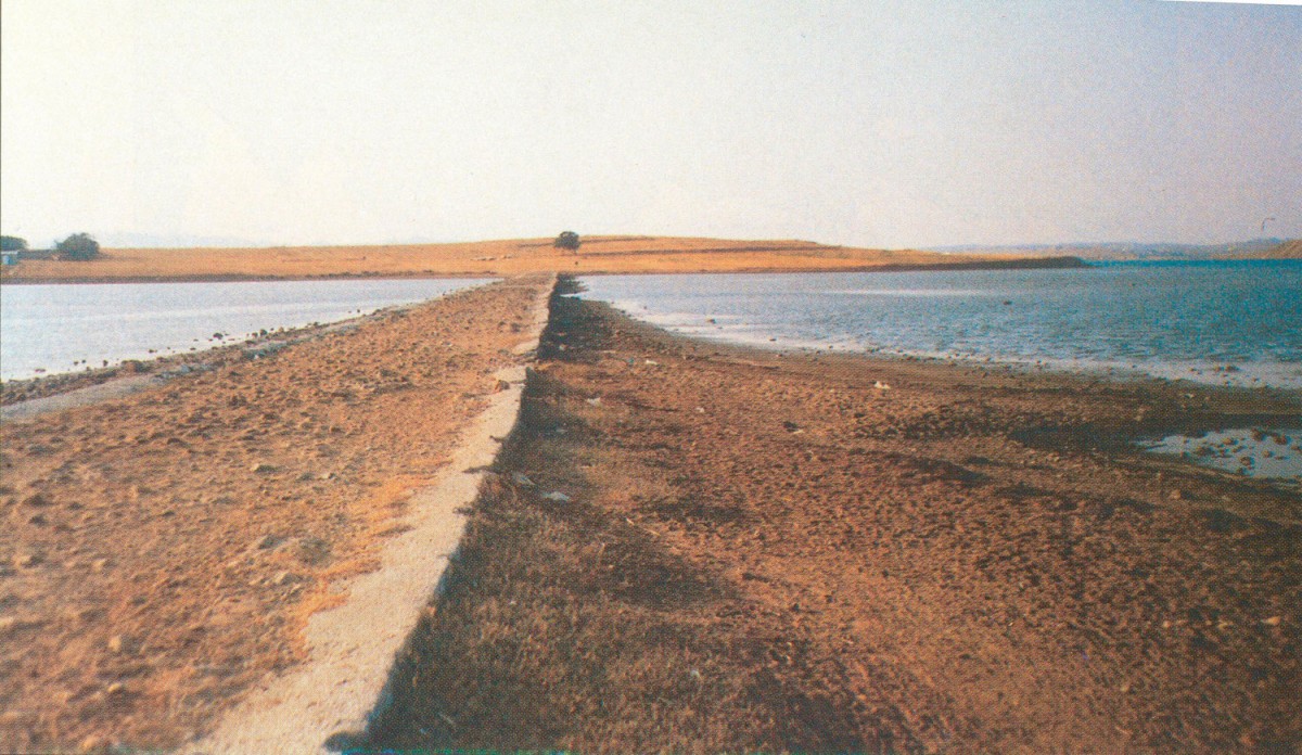 Fig. 4. The artificial road leading to Koukonisi.