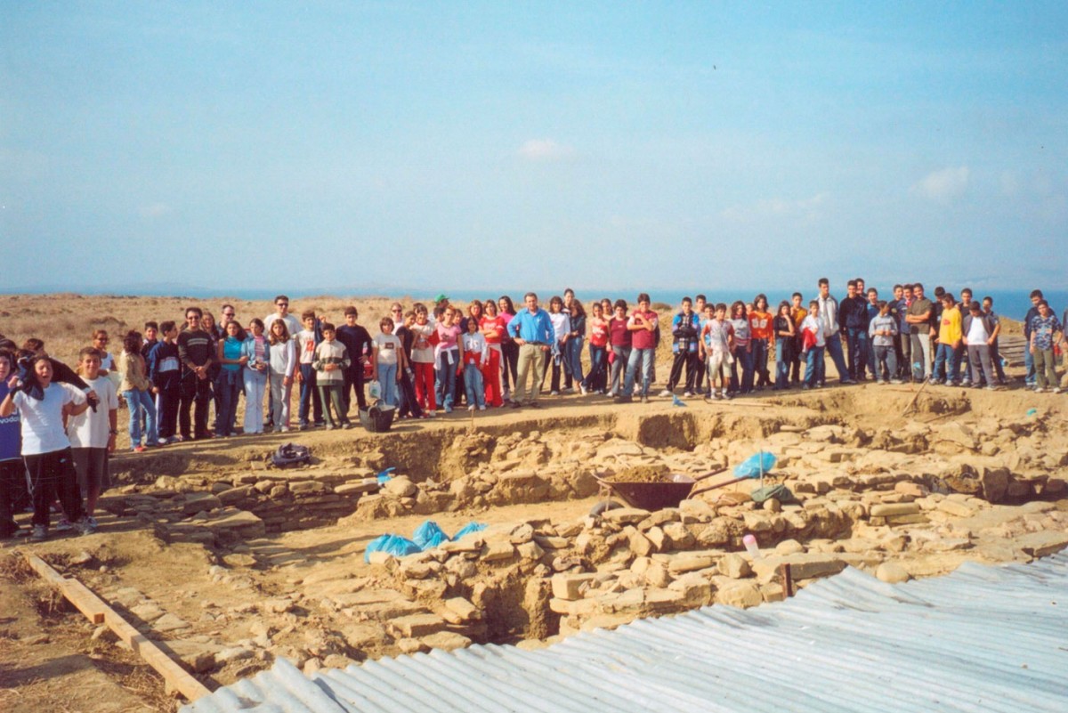 Fig. 52. School visit at Moudros on Koukonisi during the excavations.