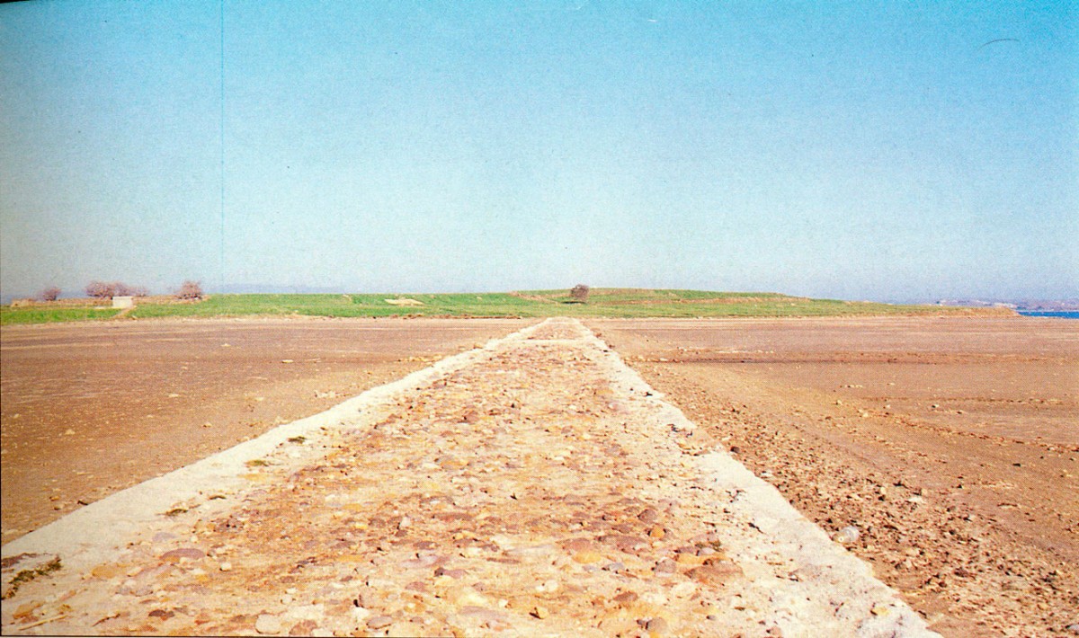 Fig. 5. The artificial road of access at times of ebbing of the tide.