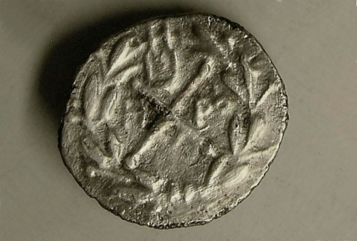 Fig. 10. Silver coin of the Achaean League, struck in Megara (175-160 BC). It was dedicated to the sanctuary of Apollo and Artemis. It bears a small lyre (top), symbol of Apollo.