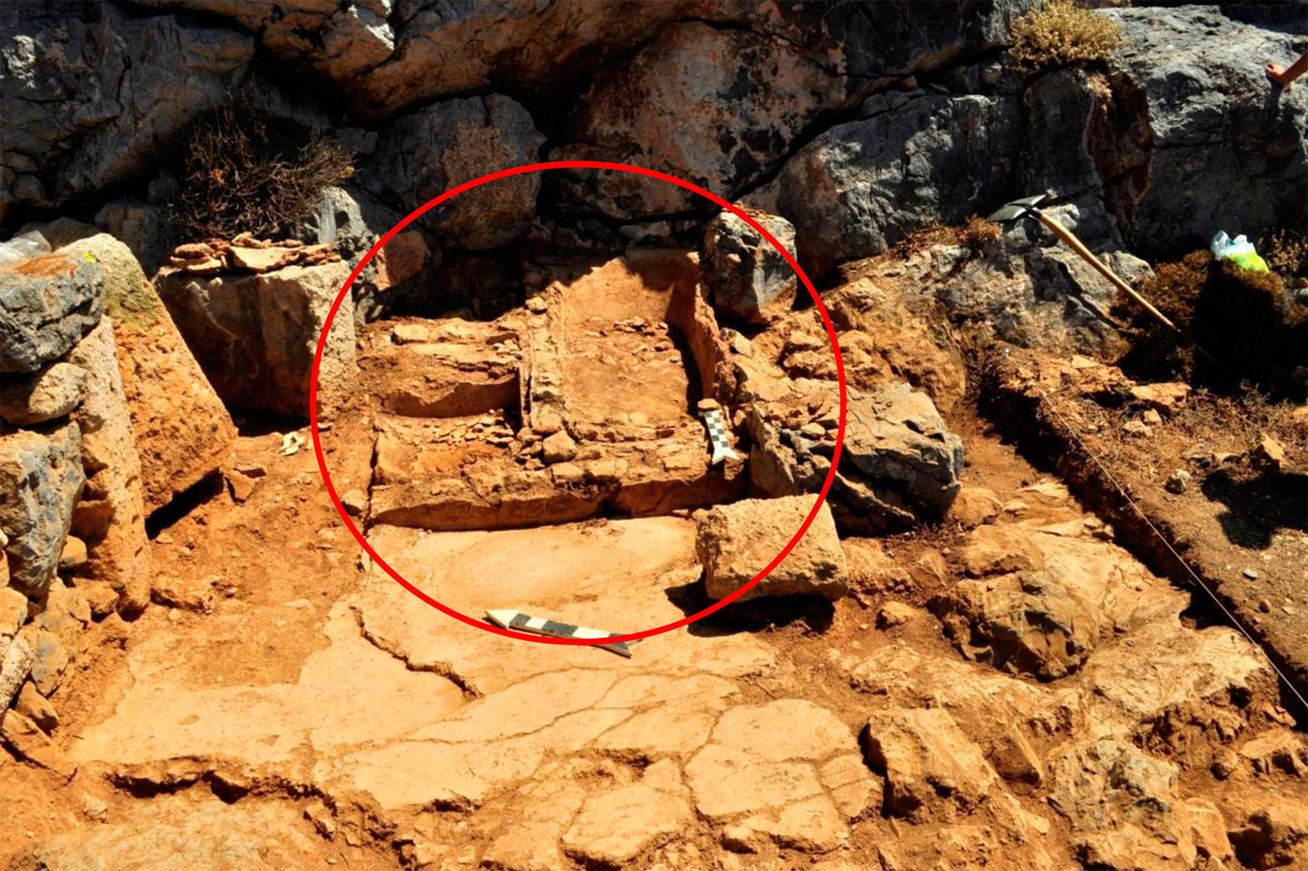 Fig. 20. At the Acropolis, in a place that was not possible to be hit by catapults, the “apartment” of the archon of the city was located. The bath installations are visible here. It is a built bathtub with thick coating of hydraulic mortar, and a smaller basin for rinsing with water! The floor of the room was covered with hydraulic mortar.