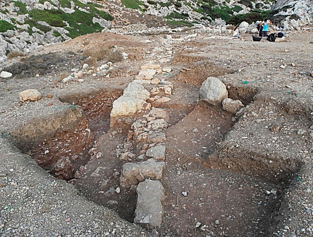 Fig. 7. Part of the peribolos (precinct) of the sanctuary. Its exterior side (left on the figure) would be in immediate contact with the “hidden harbour”.