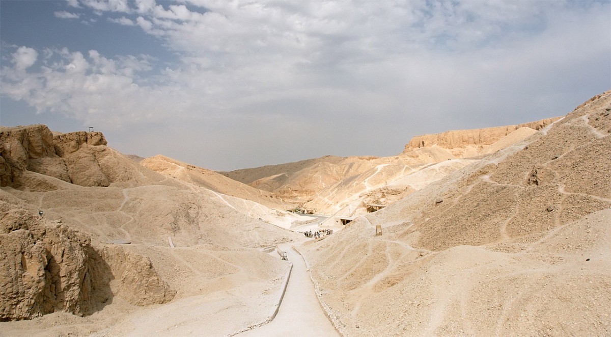 Entering the Valley of the Kings, Luxor, Egypt.Credit: Photo by Przemyslaw Idzkiewicz.