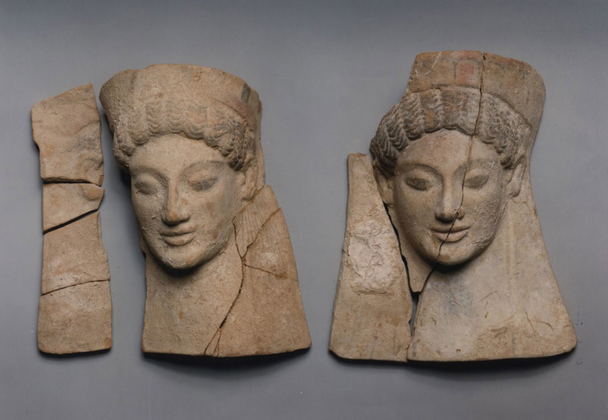 Terracotta heads from the Schinoussa Archive looking similar to a pair that used to be in a 