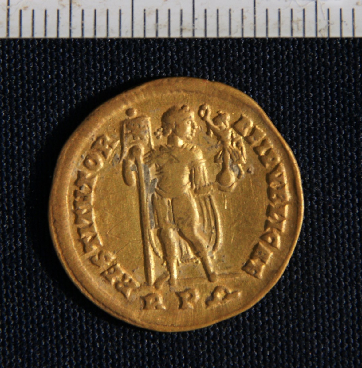 Solidus of Emperor Valentinian which formed part of the hoard found in Deir el Bakhit, Egypt (back side). Photo: DAI Cairo.