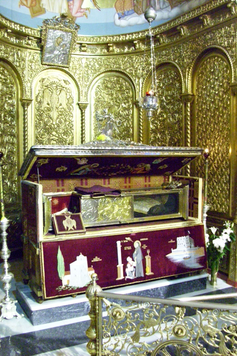 Fig. 5. During the opening of the metallic coffin. (photo: Chr. Karydis)
