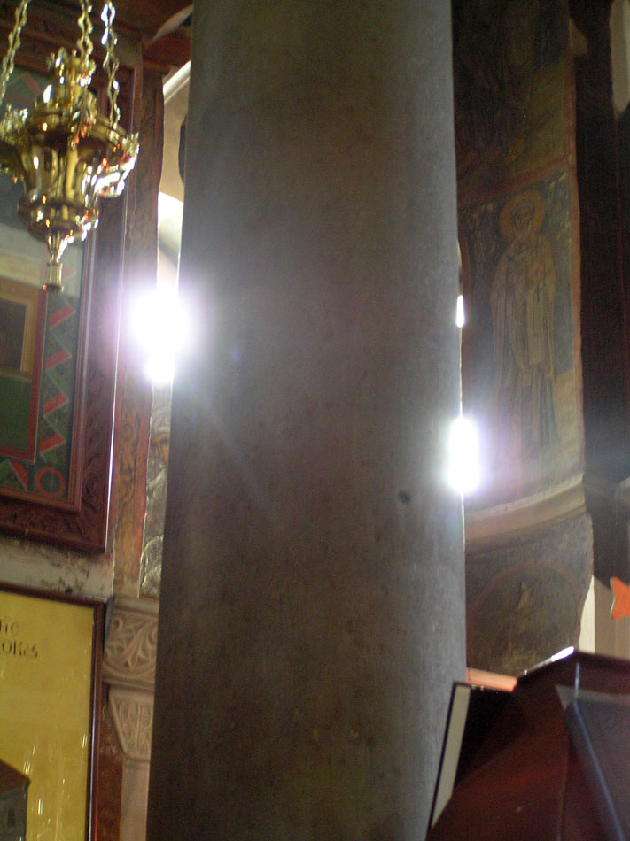 Fig. 9. Rays of light via the sanctuary windows in the direction of the founder’s tomb (December, at 10:45).