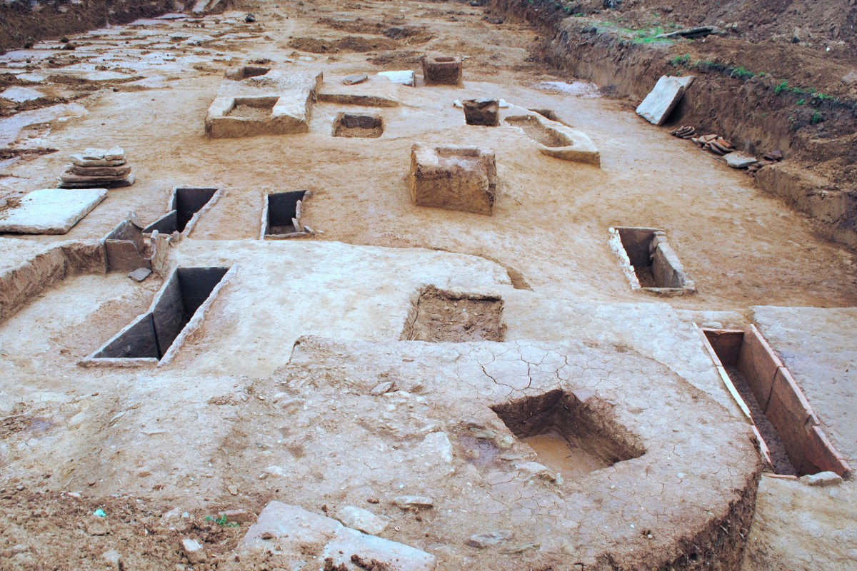 Fig. 5.Cist tombs and pit graves.