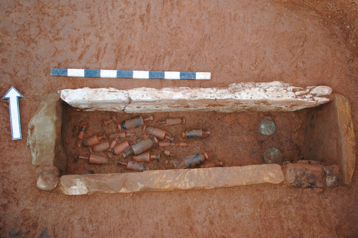 Fig. 6. Cist grave with offerings in the proper place.