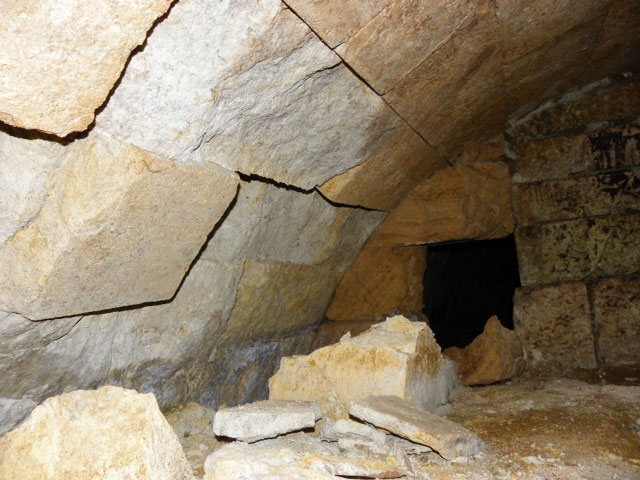 Amphipolis: Both the gap in the external sealing wall and the gaps in the diaphragmatic walls, possibly caused by the removal of stones or by failure to insert stones, appear to be part of the tomb-sealing process.