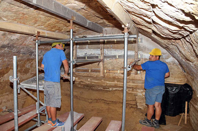 Amphipolis: At the eastern section of the architrave the upper part of a side pillar was revealed.