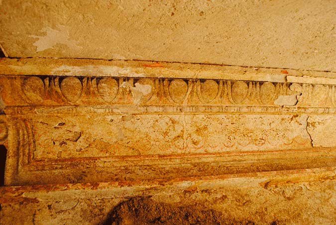 Amphipolis tomb ionic architrave bearing Ionic cymation partially keeping its colours. Photo credit: Hellenic Ministry of Culture and Sports.