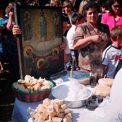 Fig. 4. Artoklasia (The breaking of bread blessed by the clergy) in the church of the Metamorphosis of the Saviour in Chaliki, Aspropotamos, province of Trikala (Evang. Karamanes, 6th August 2004).