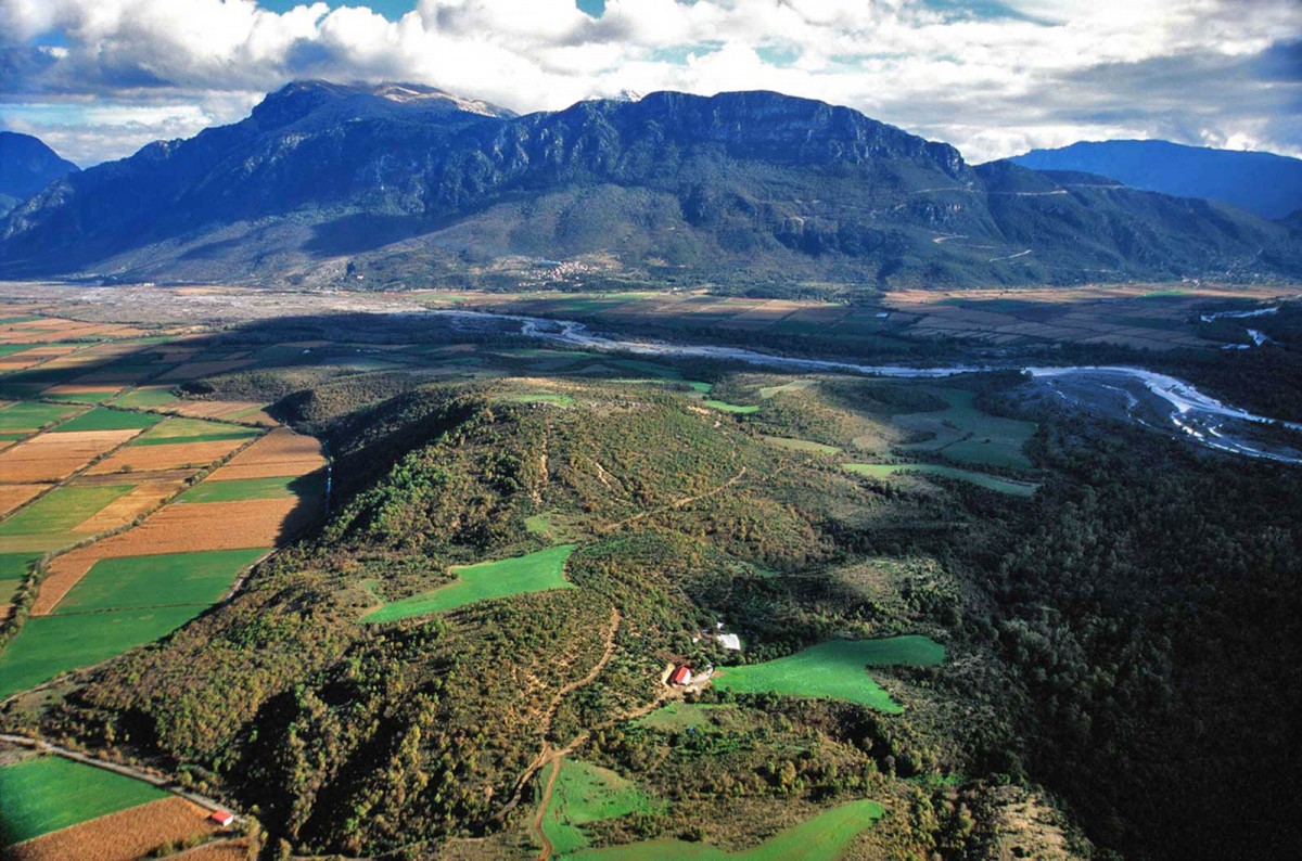 Fig. 3. The western part of the Konitsa valley. At the centre of the picture one can see Liatovouni hill. To the right one can see the merging point of the rivers Aoos and Voidomatis. Mount Gamila-Tymphe appears in the background. (Source: P. Tsingoulis)