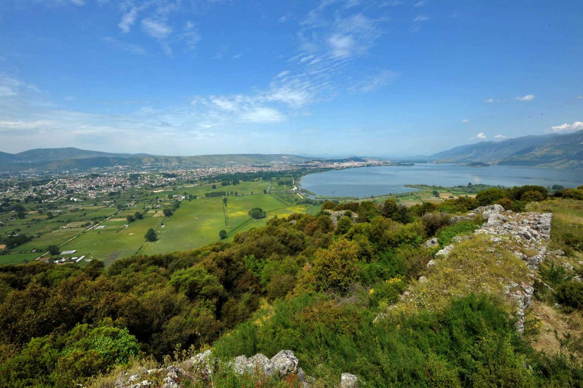 Fig. 4. The southern side of the basin of Ioannina as seen from the ancient walls of Kastritsa. Lake Pamvotis and mount Mitsikeli appear to the right and the city of Ioannina is on the left side of the picture. (Source: P. Tsingoulis)