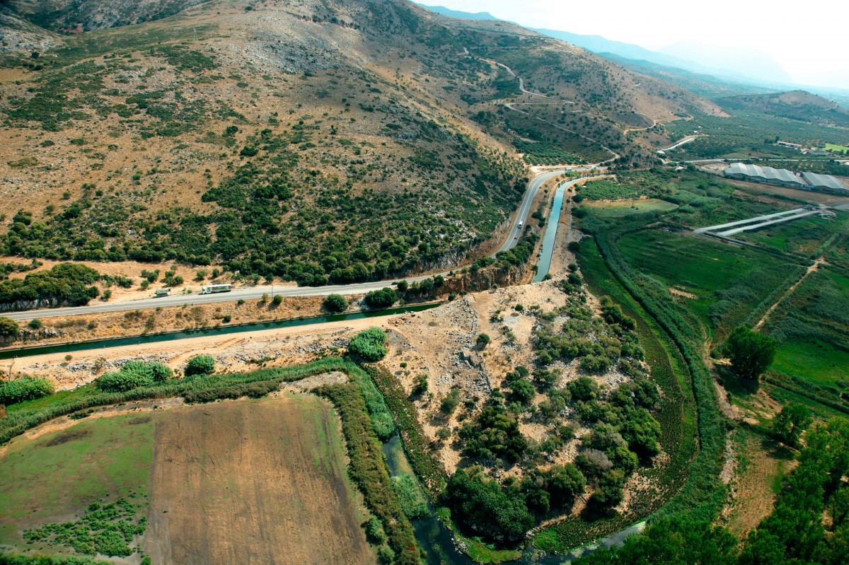 Fig. 1. Α general view of the “Treis Ekklesies” locality. Old Pleuron is in the background and New Pleuron on the left.