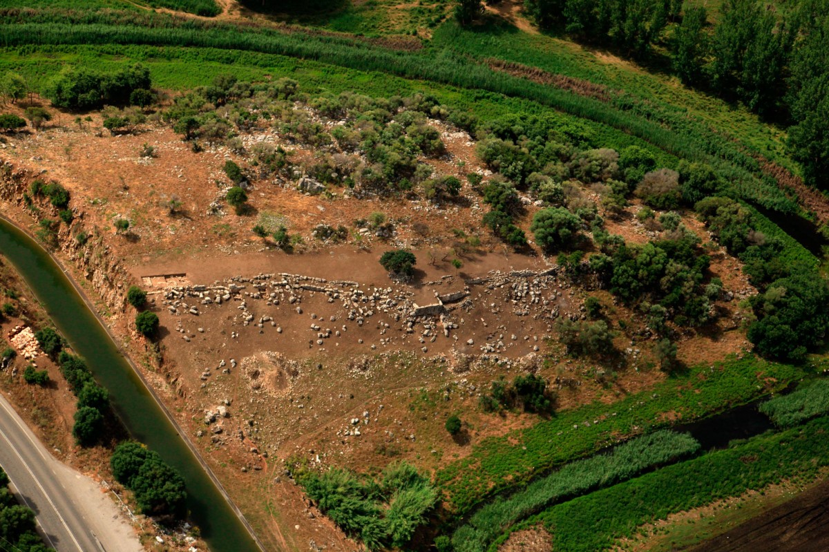 Fig. 2. Aerial photograph of the fortification wall lying west to the present Antirrioν-Ioannina highway. It is the best preserved part of the wall. In the middle one can see the tower.