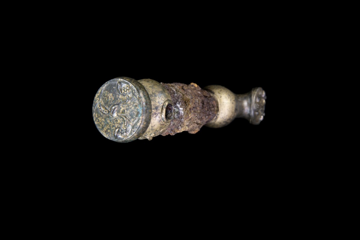 Fig. 4. Oblique view of linch pin, showing the ‘triskele’ decoration on the upper end. Credit: University of Leicester. 