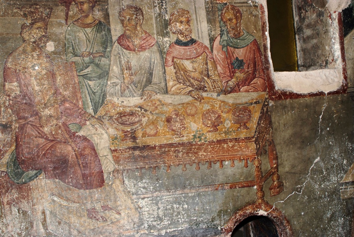 Fig. 1.  “Herod’s symposium”: Herod sits on a throne with a foot stool, at the head of an especially well ordered rectangular table (wall painting from the church of the Aghioi Apostoloi in Thessaloniki, early 14th century). Κουρκουτίδου-Νικολαΐδου/Τούρτα  (1997).