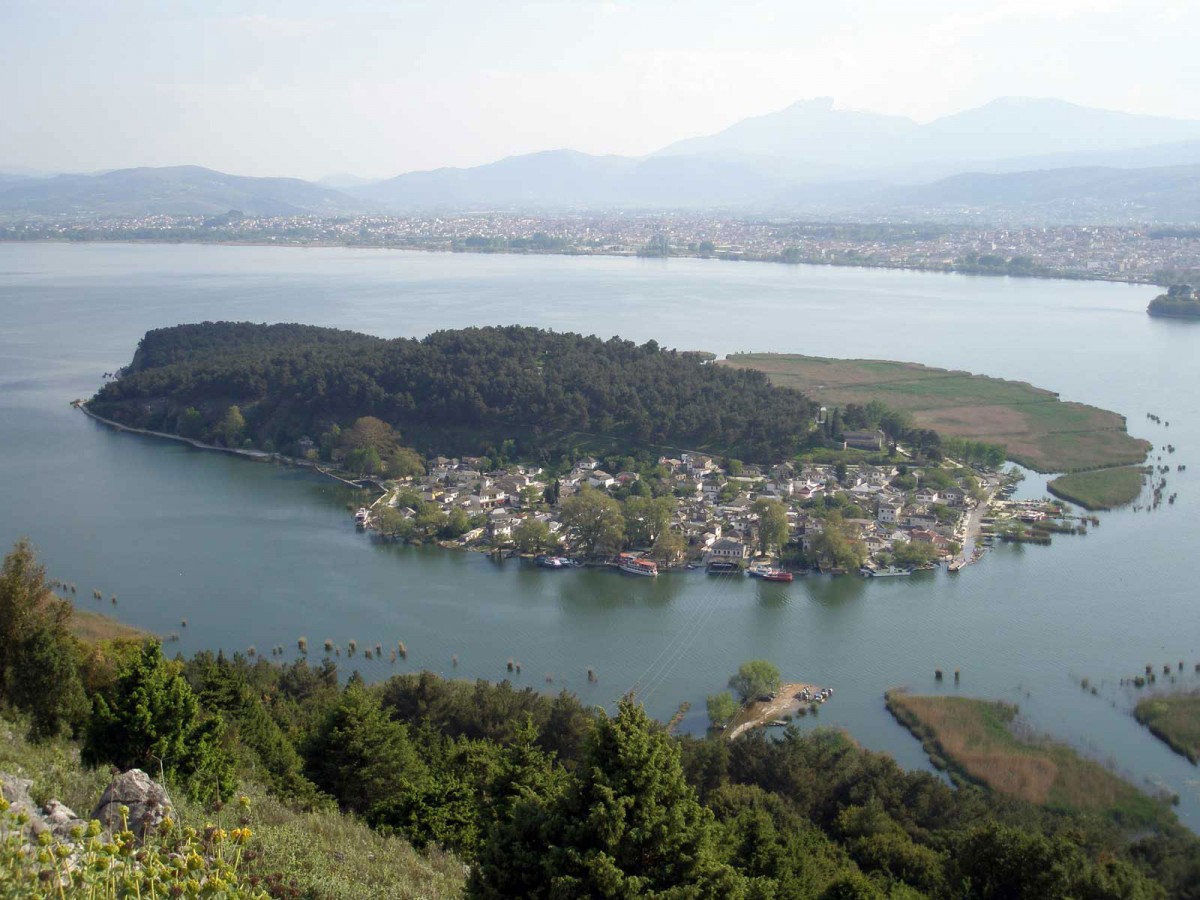 Fig. 1. Lake Pamvotis with a close-up view of its island. Further back one can see the city of Ioannina. Mount Olytsika-Tomaros appears in the distance, as it can be seen from the slopes of mount Mitsikeli. (Source: author’s archive)