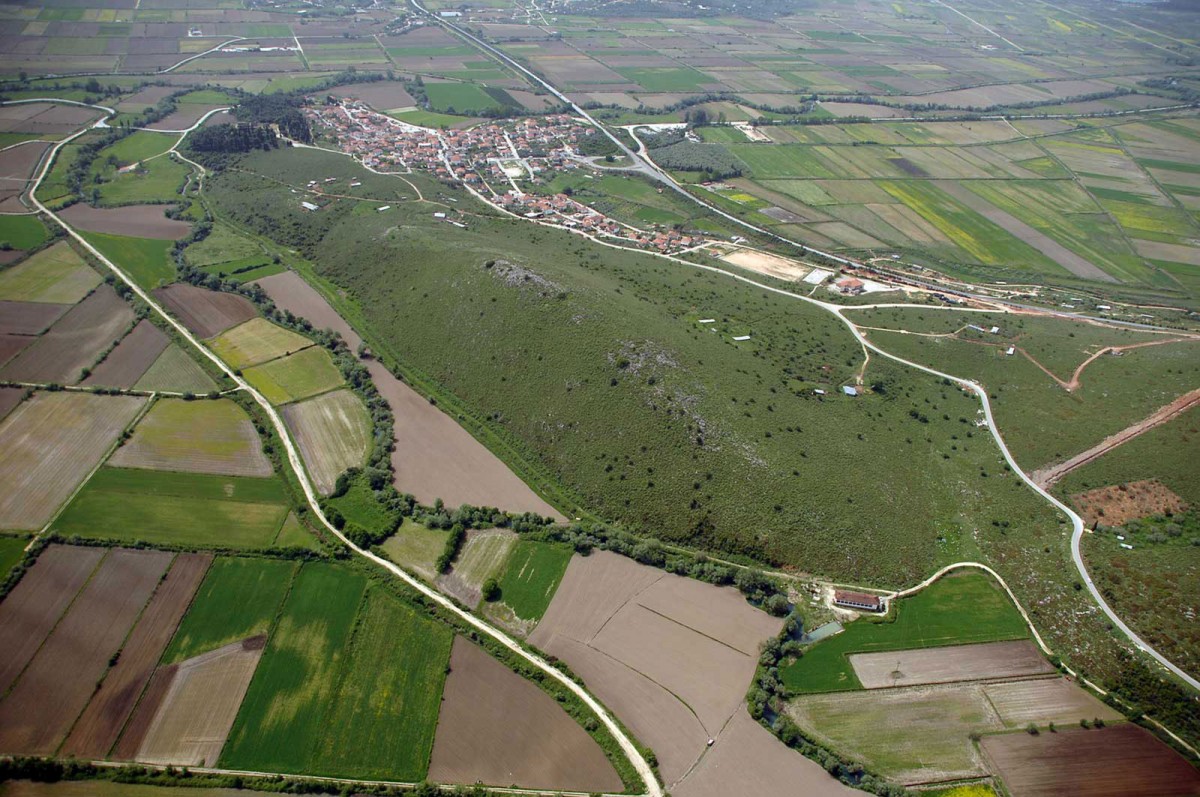 Fig. 4. The Xylocastro hillock with the Mycenaean citadel of Ephyra. (Source: 33rd E.P.C.A. archive)