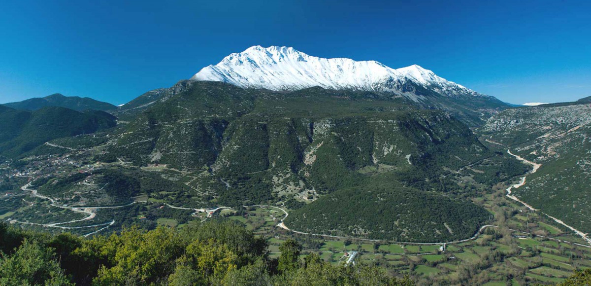 Fig. 5. Mount Olytsika-Tomaros. To the right is the passage (“Sacred Way”) towards ancient Dodona. (Source: A.I.H.S. archive)