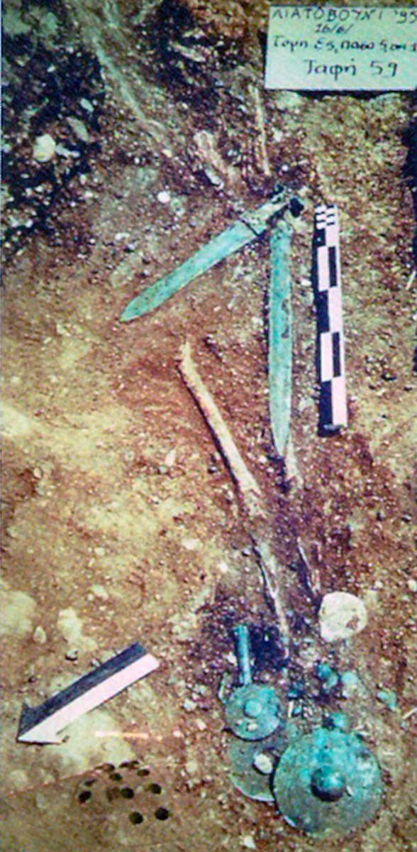 Fig. 2. Shaft grave 59 at the cemetery of Liatovouni in Konitsa. (Source: A. Douzougli)