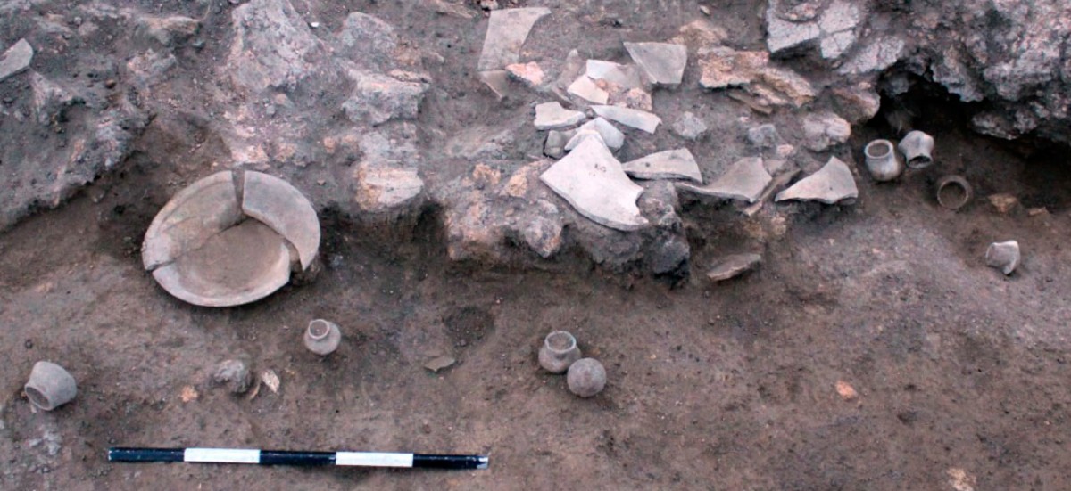 Large pot and small bowls found inside the southern room of the temple. Image credit: Nataliia Burdo / Mykhailo Videiko.