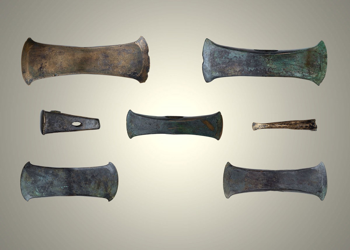 Fig. 1. The hoard of seven cast bronze artifacts (five double axes, a pyramidoid anvil, a conical chisel) of the Late Bronze Age from Katamachi in Ioannina. (Source: author’s archive)