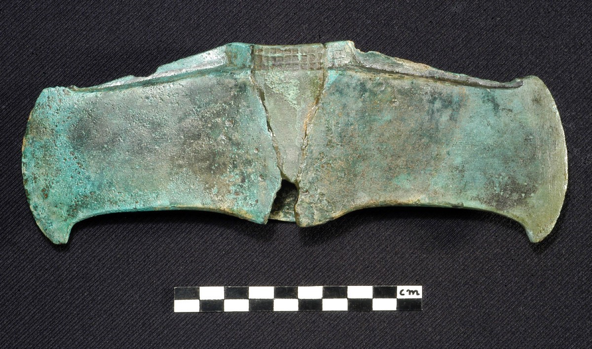 Fig. 2. Cast bronze double axe of the Late Bronze Age with oval shaft hole and plastic decoration on its raised neck from the hoard at Stefani in Preveza. (Source: author’s archive)
