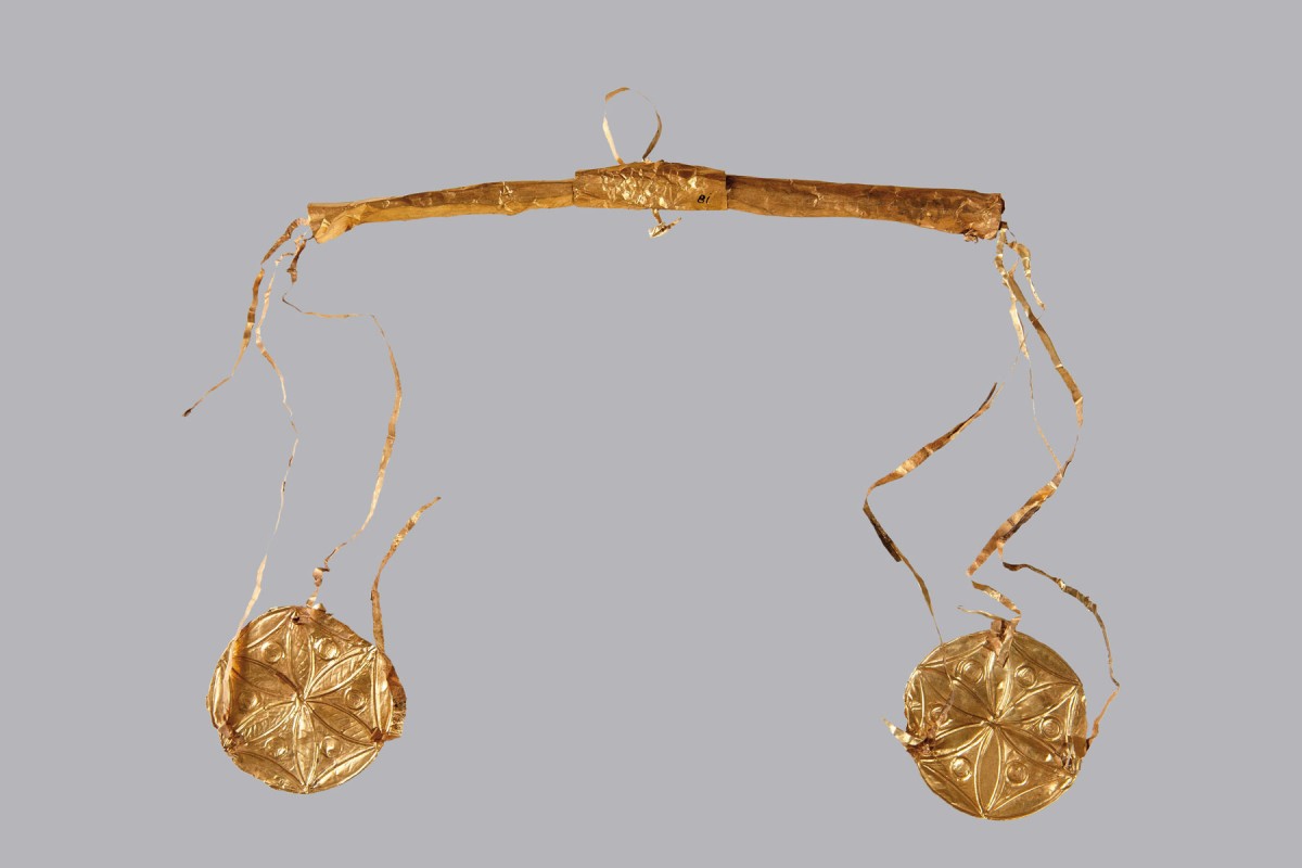 Gold model of pair of scales, 16th c. BC. From a tomb at Mycenae. Athens National Archaeological Museum
Photo © Hellenic Ministry of Culture and Sports, photographer Irene Miari.
