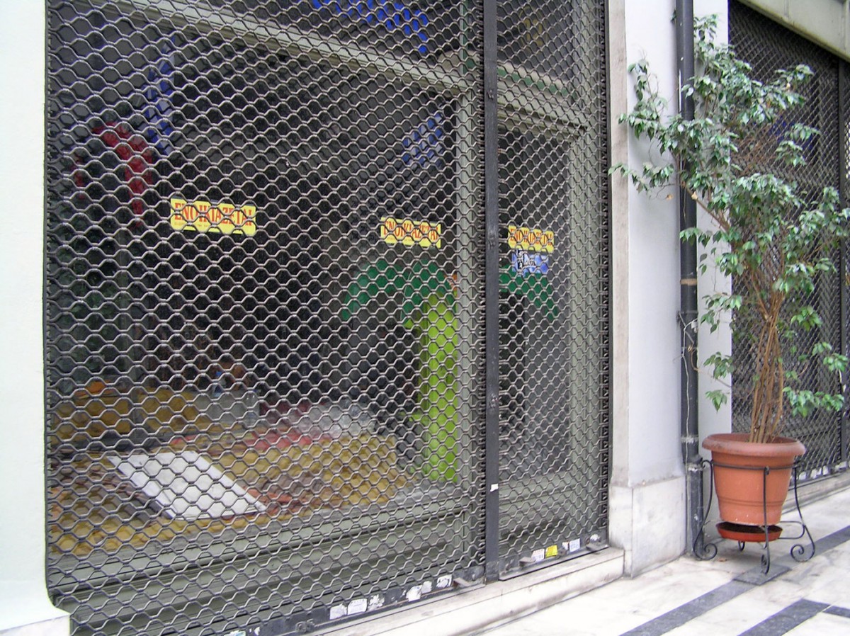 Fig. 1. The neglected centre of Athens. Closed shops in the Arsakeion Arcade, October 2014.